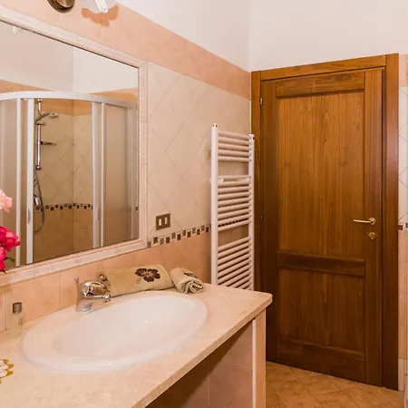 فندق مبيت وإفطار Casa Titti 3*